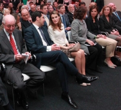 Doña Letizia en primera fila de asientos junto al secretario de Estado de Servicios Sociales e Igualdad, la presidenta de la AECC, el vicepresidente e